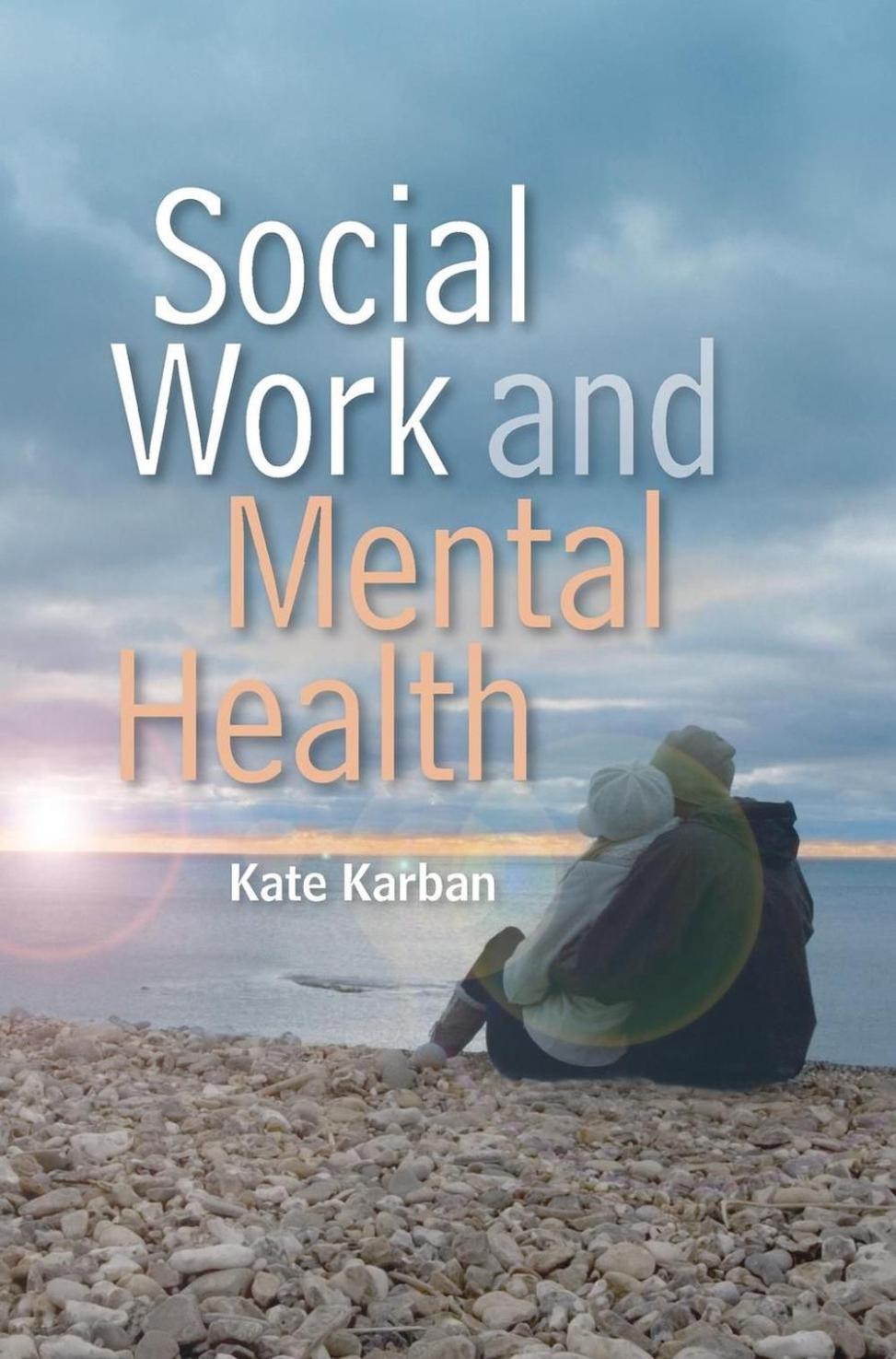 Hvordan kan sosialarbeidere bruke bokanmeldelser til å fremme sosial endring og øke bevisstheten om viktige problemstillinger?